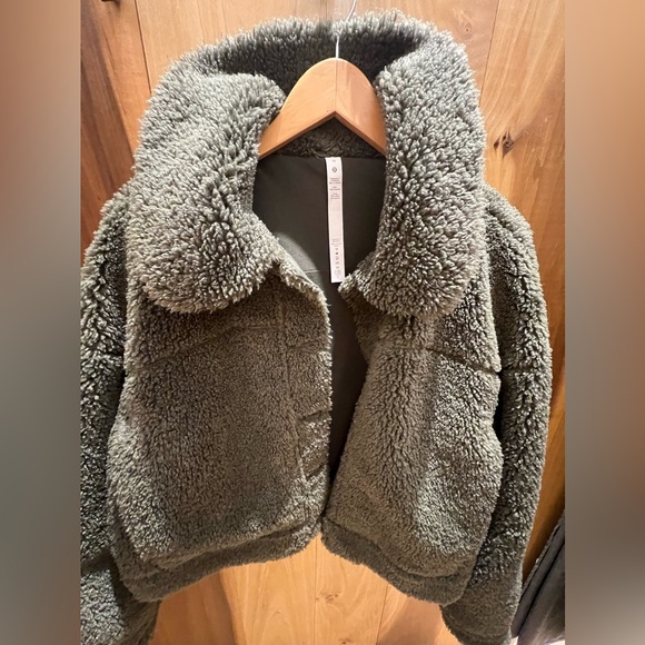Lululemon Textured Fleece Button Jacket in Dark Olive Size 10 - Picture 4 of 14